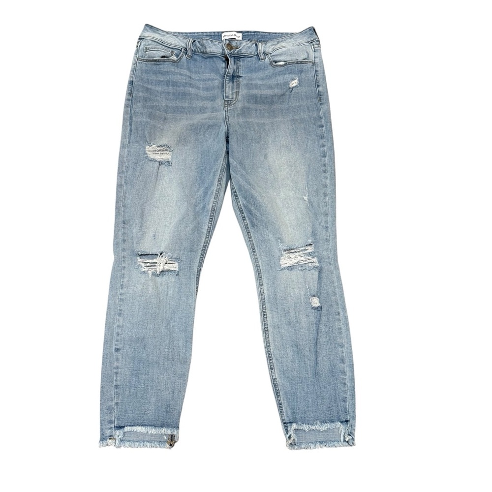 Studio Blue women’s size 32 light wash distressed skinny jeans raw hem ankle